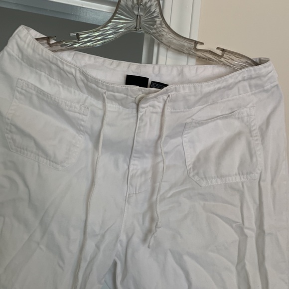 Cute white pants - Picture 2 of 2